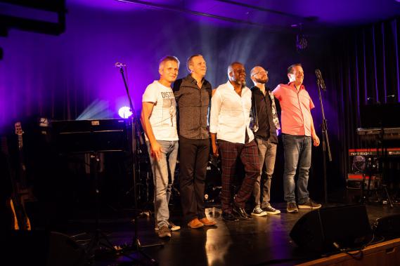 Daniel Schwenger mit Karl Frierson & der Frank Schultz Band im Oktober 2018 in Rümmingen bei Lörrach Daniel Schwenger mit Karl Frierson & der Frank Schultz Band im Oktober 2018 in Rümmingen bei Lörrach